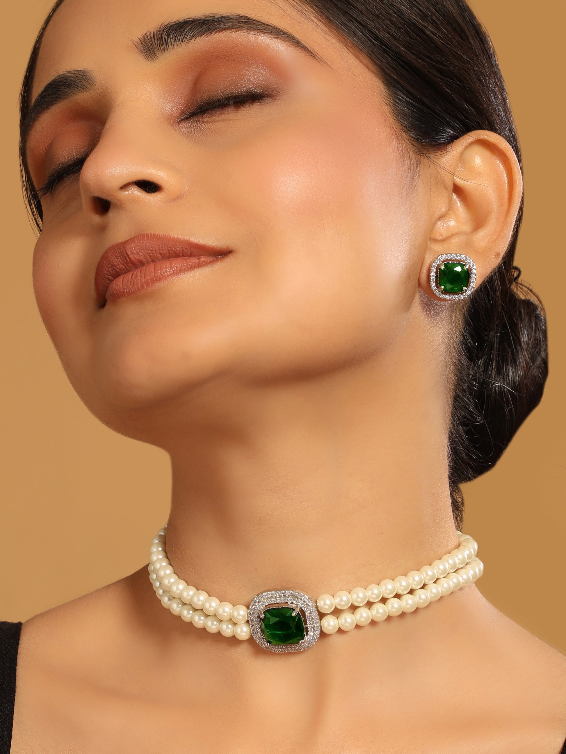 Emerald Elegance Pearl Choker Necklace Set