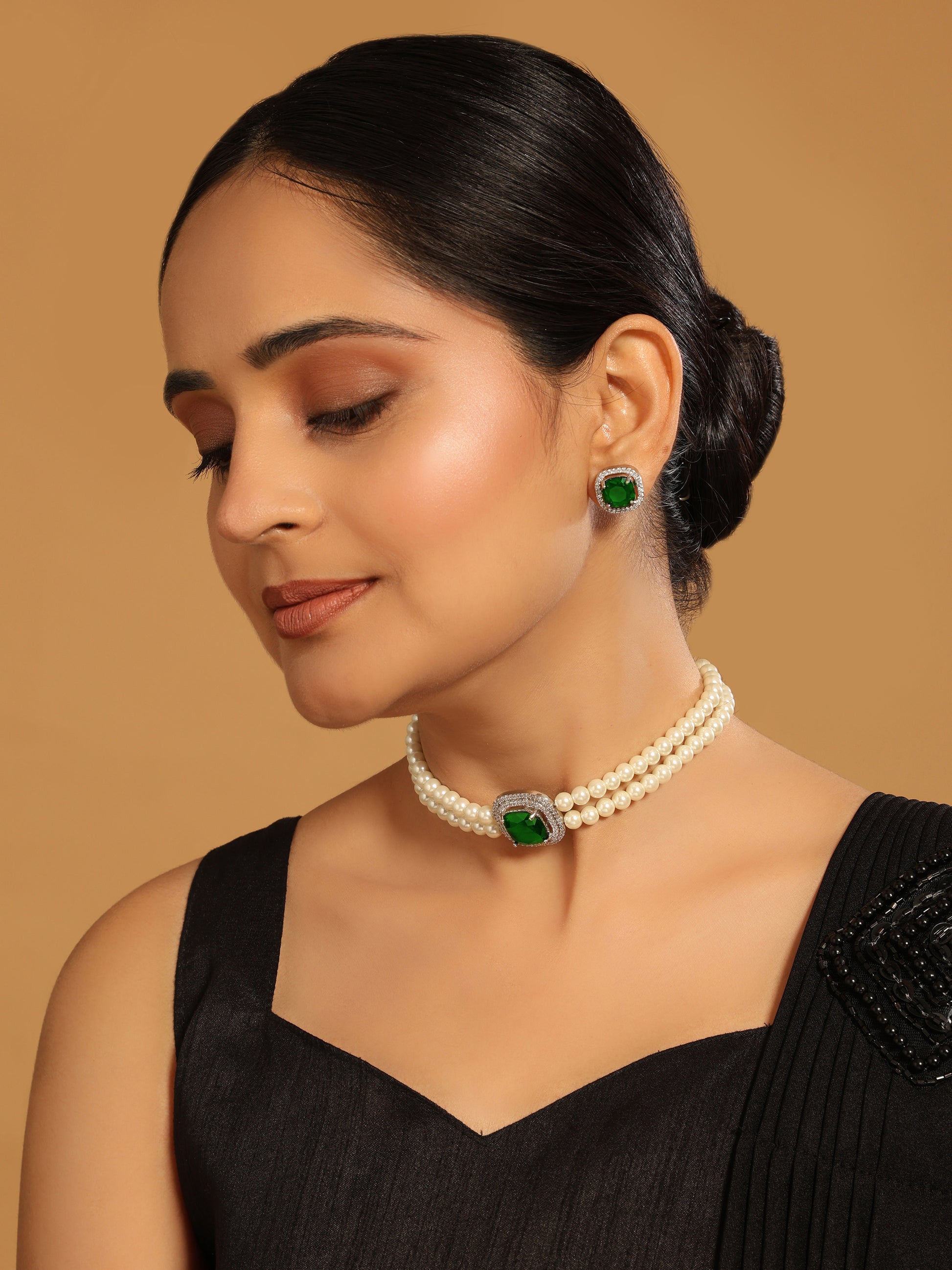 Emerald Elegance Pearl Choker Necklace Set